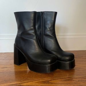 Chunky Platform boots⛓️